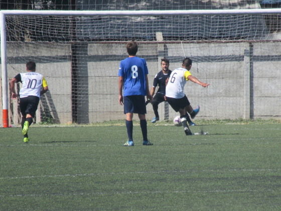 Banegas convierte de penal el empate de María Reina. La falta en el área dejó algunas dudas.