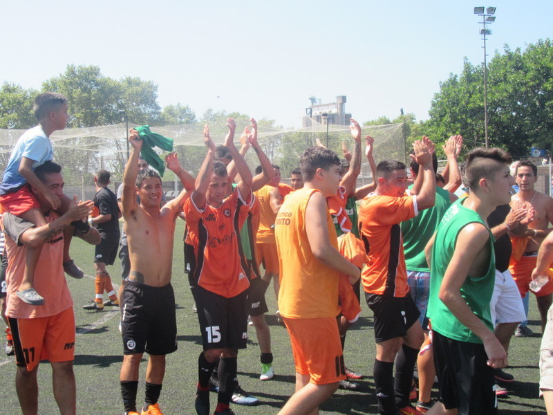 Aplauso a la gente. Los jugadores del Toro festejaron mucho, en la calurosa mañana de Adiur.