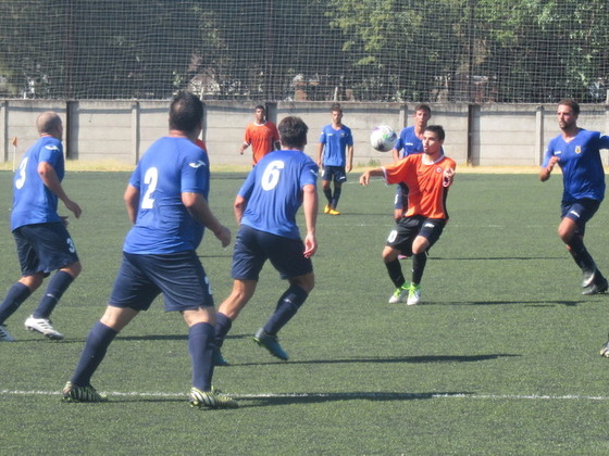 Cáceres busca entrar en una acción del primer tiempo. Bancario defendía así con el 0 a 0.