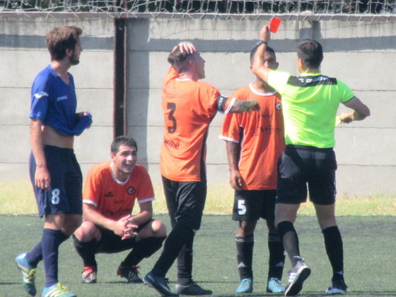 El momento de la expulsión. Adrián Baigorria no dudó en expulsar al número 5 del Torito.