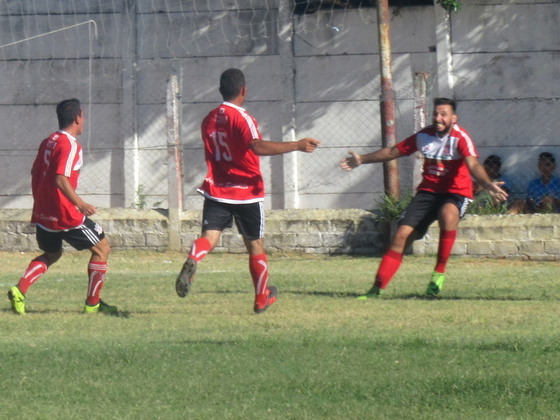 Lisandro Fessia acaba de convertir el primer gol del partido y lo celebra con Soto y Galarza.