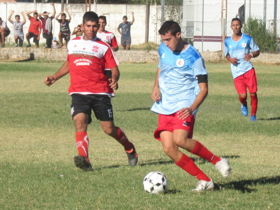Lucas López, lateral por izquierda del local, buscando meter un pase en profundidad.