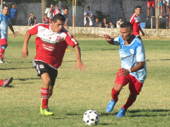 Galarza y Juárez batallando en la zona media del campo. El duelo fue parejo en general.