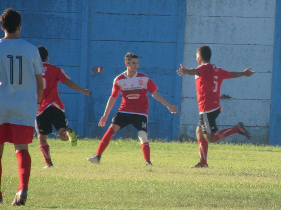 Soto festeja el segundo gol rojo. Sacó el remate en una zona donde había muchas piernas.