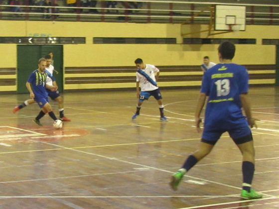 Una vez más Central manejando el balón. Salvia se le ofrece como pase a Domínguez.
