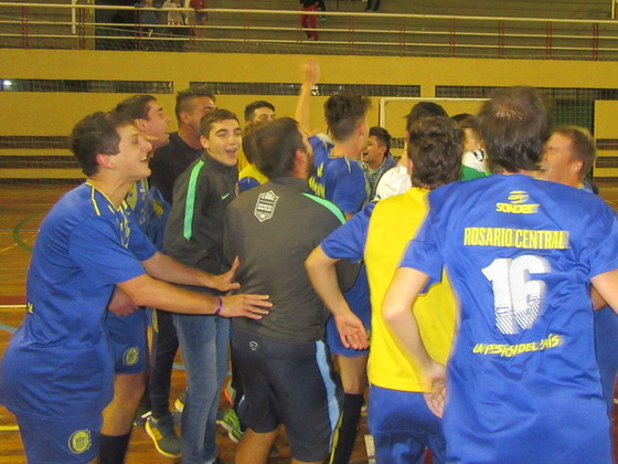 Los canallas festejando tras la ajustada victoria. Este triunfazo los mete en la Liga Nacional.