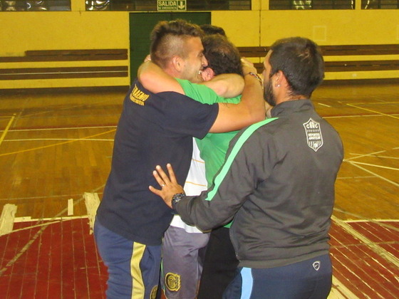 El cuerpo técnico canalla, y algún colaborador, se abraza ni bien consumado el 3-2 a USAR.