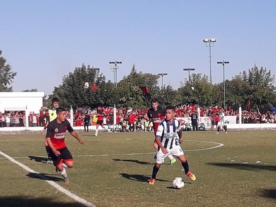 Sportivo, de local, se impuso 2-0 en el cl&aacute;sico. Uni&oacute;n todav&iacute;a no le pudo convertir a su vecino de &Aacute;lvarez desde que se reafili&oacute; a la ARF. Foto: Tony Del Duchetto para Pasiones Rosarinas.