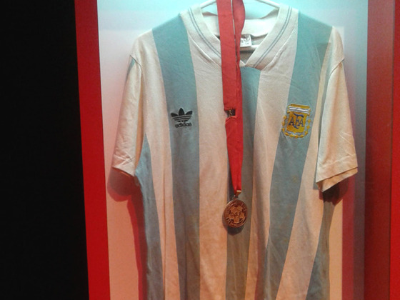 Una casaca de otro referente de la albiceleste. La número 9 que usó Gabriel Omar Batistuta en la Copa América de 1993, último torneo continental ganado por la Argentina.
