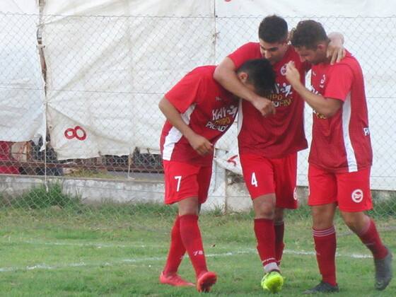 Rodrigo Ciraolo acaba de marcar el 2 a 1 para Provincial y lo festeja con Paredes y Vilarba.