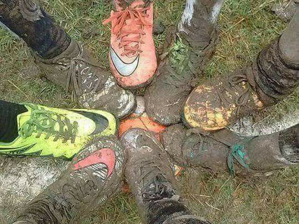 El barro era hoy una imagen repetida en las canchas rosarinas. Este sábado no habrá fútbol.