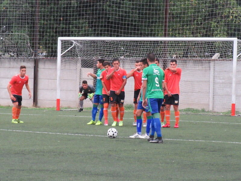 Squillaci listo para ejecutar un tiro libre. Morning no pudo aprovechar las pelotas paradas.