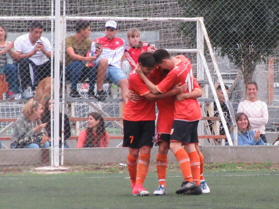 Prado acaba de marcar de cabeza el único gol de Adiur y es saludado por sus compañeros.