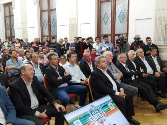 Parte de los presentes que estuvieron hoy en la Casa Gris de Santa Fe. Participarán 19 Ligas.