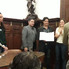 El Presidente de Social Lux, Pablo Montero, recibe la plaqueta que distingue a su institución. A su derecha, con la campera de Mercadito, la arquera de la Selección, Vanina Correa.
