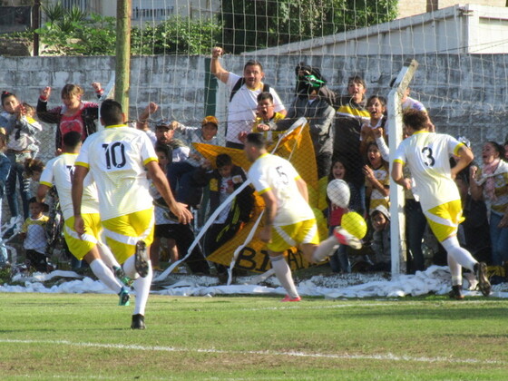 Claudio Escobar marcó el gol al minuto de juego y así lo festejaba con su gente.