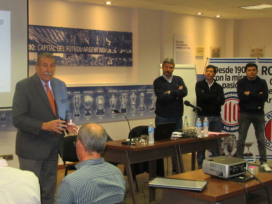 El Presidente de la Asociación Rosarina de Fútbol acompañó a los hombres de AFA.