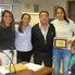 En el Seminario para DT's del Fútbol Femenino, que organizó la Asociación Rosarina, fue reconocida Vanina Correa. Aquí posa (a la derecha) acompañada por directivos y su hijo.