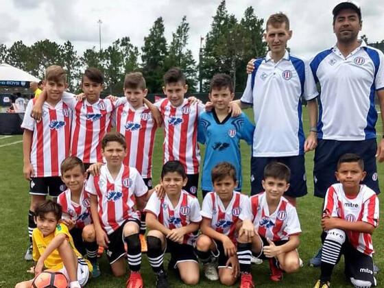 El Sub10 rojiblanco también brilló y aquí posaba previo a un juego junto a los Profes.