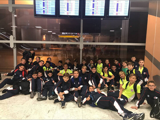 Algunos de los 70 chicos, felices durante el viaje.