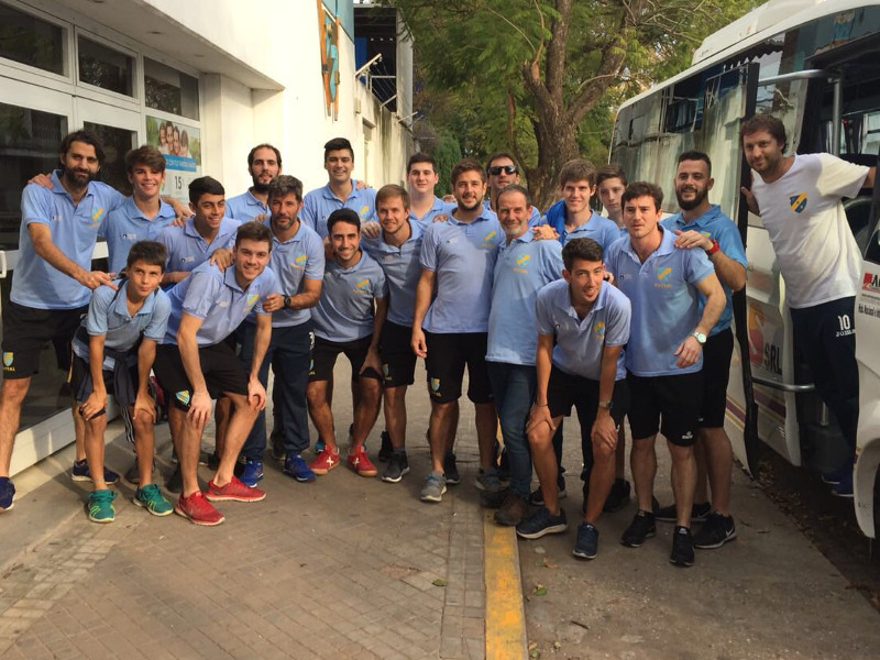El plantel de Regatas llegando ayer al predio de Villa La Ñata, donde eliminó a Villa Argentina.