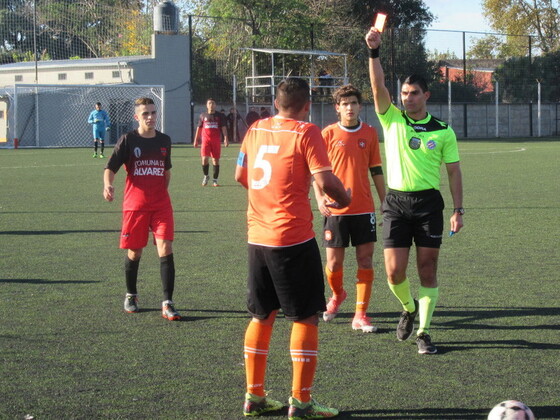 Momento clave del partido. Gonzalo Ferrari expulsa a Nicolás López por golpe sin pelota.