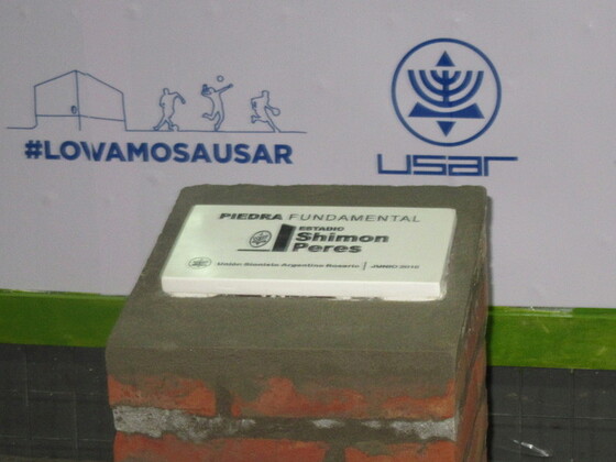La piedra basal del Estadio Shimon Peres. Será el tercero en Rosario, tan amplio y techado.