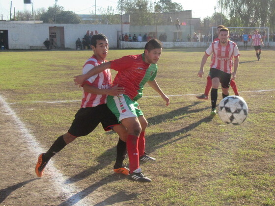 Nicol&aacute;s L&oacute;pez protege el bal&oacute;n ante la presi&oacute;n de Alejandro Goitia. El &quot;8&quot; local anduvo bien.