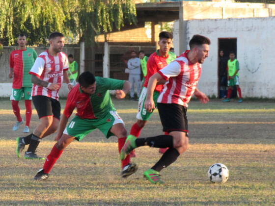 Ale Herrera intentando mandarse al ataque. En el segundo tiempo se vio muy poco fútbol.