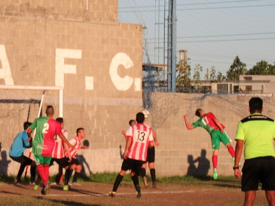 En una pelota parada el ingresado Franco Pascua intentó desviar el balón pero no llegó.