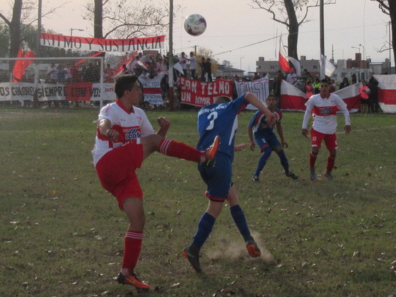 Miguel López la mete en profundidad. El "9" local salió a buscar el balón cuando no le llegó.