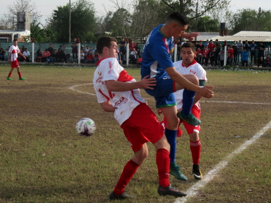 Santiago Seoane y Nelson Medina aprietan conjuntamente y recuperan el balón en el medio.