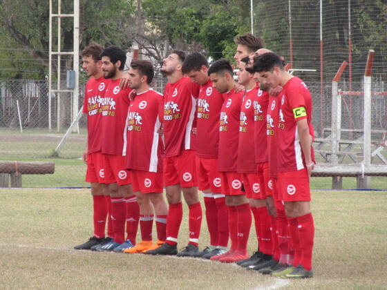 Los jugadores homenajeando con un minuto de silencio al fallecido dirigente Fernando Garat.