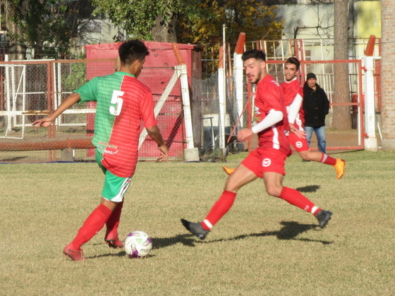 Cristian Ríos engancha buscando el arco rival y el pase vertical. Al puntero le costó entrar.