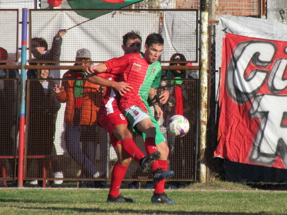 Tumini busca anticipar a Gabriel Sánchez. El rojiverde deberá buscar variantes ofensivas.