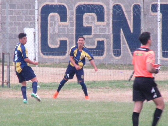 Cavenatti, que acaba de marcar el &uacute;nico gol del partido, festeja junto al capit&aacute;n Emi Pignani.