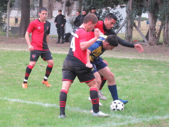 El "oreja", Facundo Zabala, aguantando el balón ante el "ruso" Pais. El clásico fue intenso.