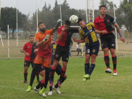 Torres intenta conectar un corner en el primer palo, pero la altura y la salida del 1 ganarán.