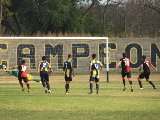 Manenti, que ya tiene contrato con el club, ejecutó a media altura y contuvo el golero local.