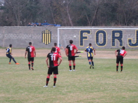 En el segundo penal de la tarde Cavenatti no perdonó. El "11" auriazul la metió bien arriba.