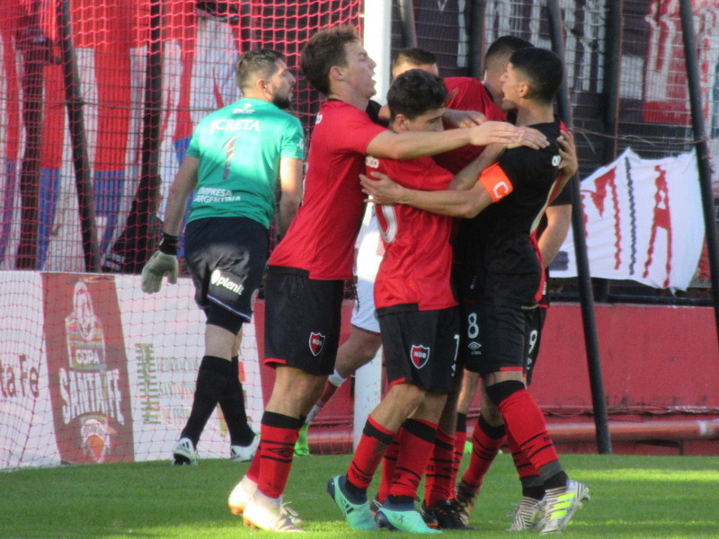 Treppo acaba de marcar el único gol con el que Newell's dejaría en el camino a Córdoba.