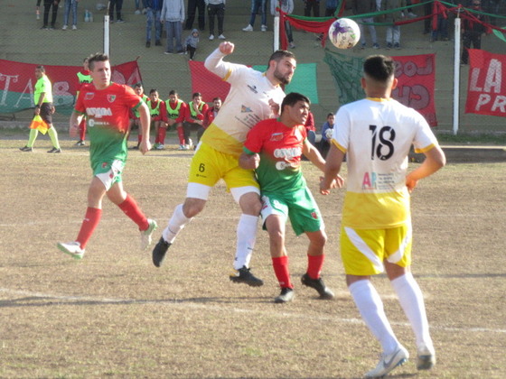 Central versus delantero. Damián Fernández y Franco Lioi mantuvieron un duelo aparte.