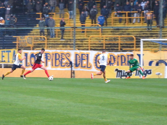 Sandoval define y tapará Miño, sin embargo la jugada terminará en gol de Estigarribia.