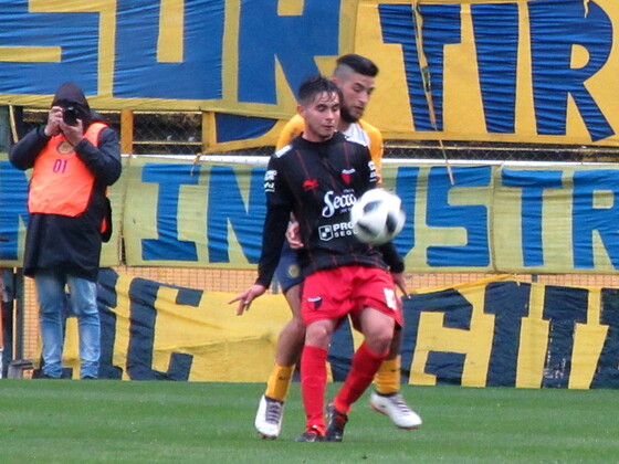 El chiquito Brian Galván aguantando la pelota ante la presión de Elías Gómez.