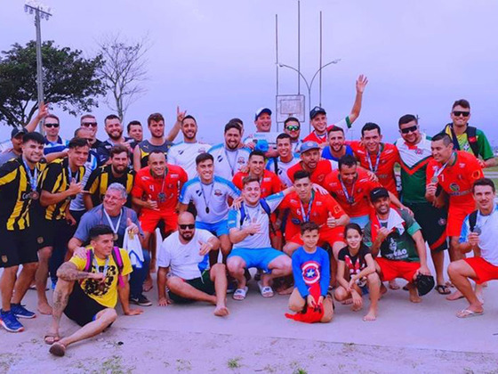 Cuatro planteles juntos. Los 2 brasileños, Peñarol de Uruguay y Argentino, medalla de bronce