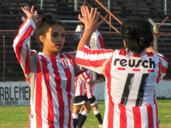 Paula Salguero y Erica Lonigro &quot;chocan los diez&quot;. Compa&ntilde;eras de Central, y la Selecci&oacute;n.