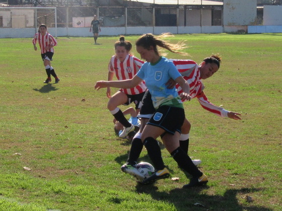 Virginia Gómez, nuestra capitana, dando una mano en la recuperación y robando otro balón.