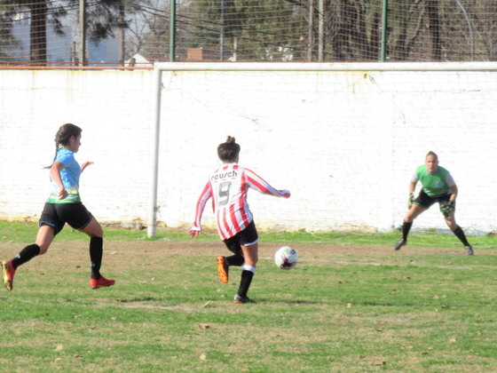 Paula Salguero, autora de dos goles, llega frontal en otro mano a mano propicio para marcar.