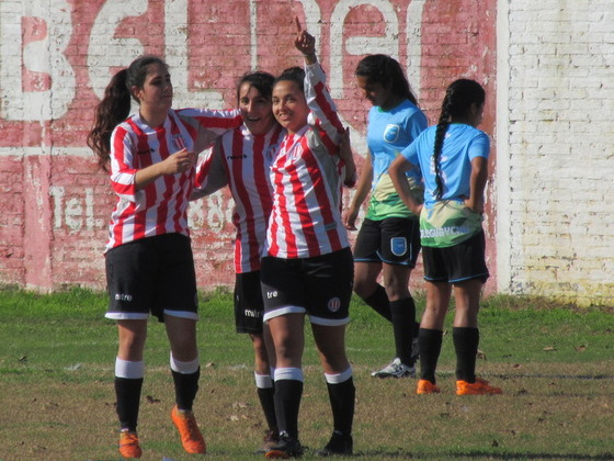 Dezotti, Lonigro y Salguero. Ñewells y Central unidos en una foto. La Selección anduvo de 10.