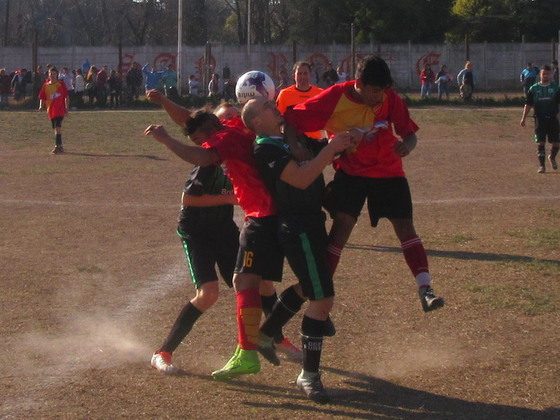 Diego Correa, hábil volante de Funes, intenta controlar el balón ante la presión de 2 rivales.